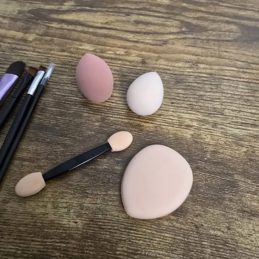 Makeup Brush and Sponge Set Of 8 New With Packaging